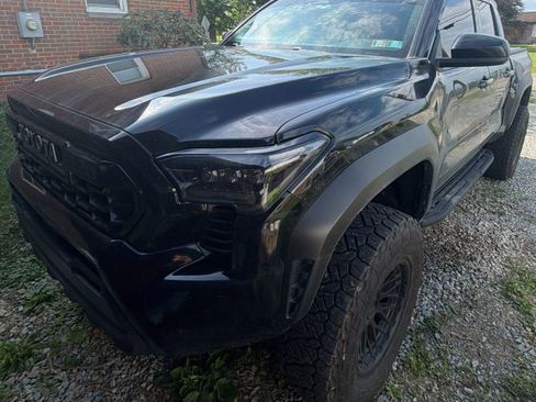 Used 2025 Toyota Tacoma TRD Off-Road AWD/4WD image 1