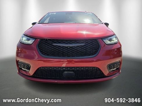 Used 2025 Chrysler Pacifica Limited image 9