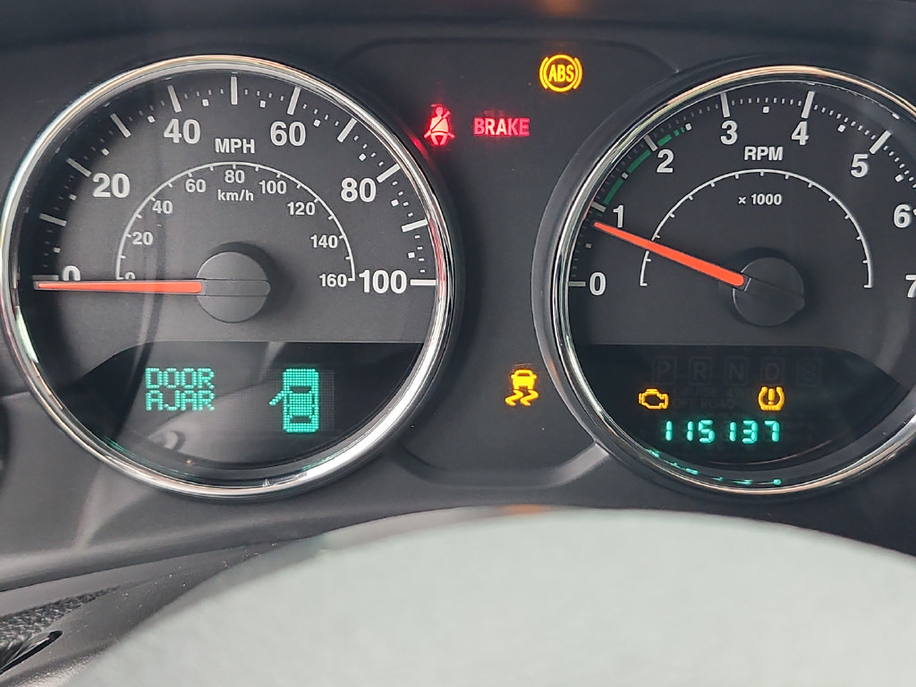 Used 2013 Jeep Wrangler Unlimited Sahara w/ Connectivity Group AWD/4WD image 27