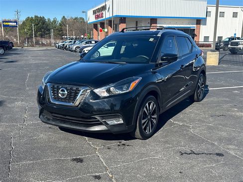 Used 2018 Nissan Kicks SR w/ Exterior Package image 2