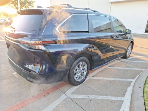 Used 2024 Toyota Sienna LE image 6