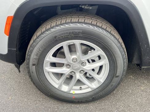 New 2025 Jeep Grand Cherokee Laredo image 12