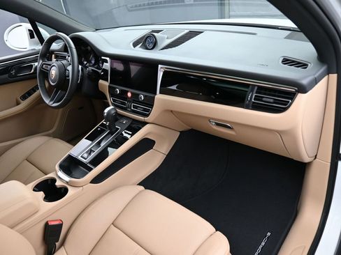 Certified 2025 Porsche Macan image 32