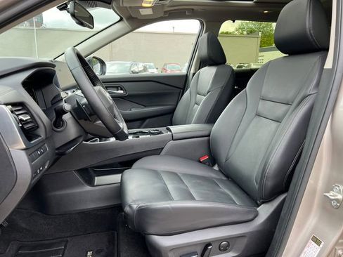 Used 2025 Nissan Rogue SL w/ Tech Package AWD/4WD image 3