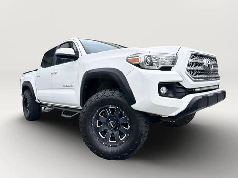Used 2017 Toyota Tacoma TRD Off-Road RWD image 3