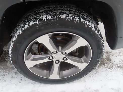 Used 2023 Jeep Grand Cherokee Limited image 15