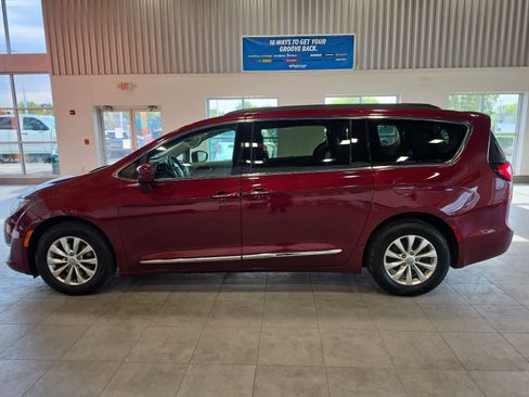 Used 2017 Chrysler Pacifica Touring-L FWD image 11