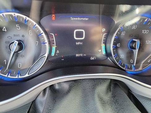 Used 2025 Chrysler Pacifica Limited image 19