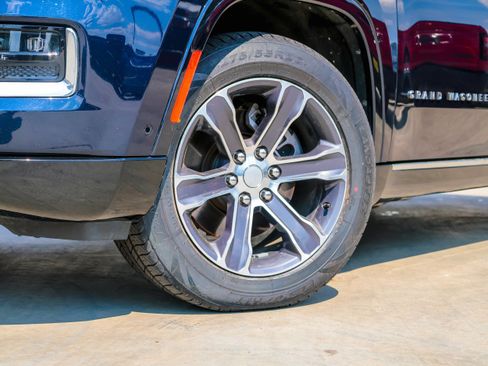 Used 2024 Jeep Grand Wagoneer L 4WD image 2