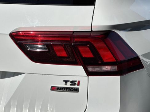 Used 2018 Volkswagen Tiguan SEL AWD/4WD image 12
