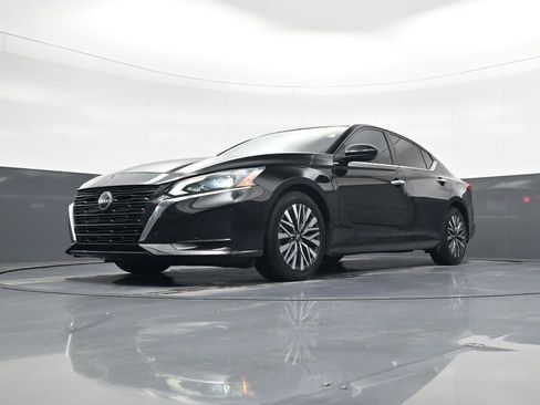 Used 2023 Nissan Altima 2.5 SV w/ SV Premium Package FWD image 18