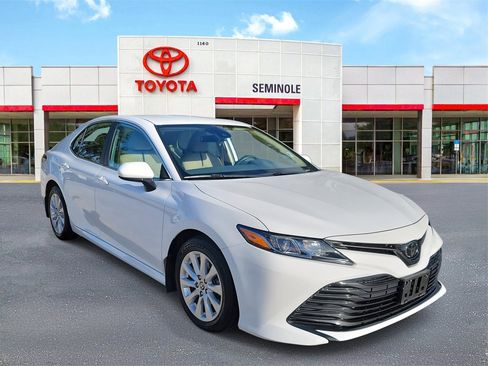 Used 2020 Toyota Camry LE image 2