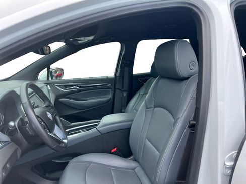 Used 2023 Buick Enclave Essence image 10