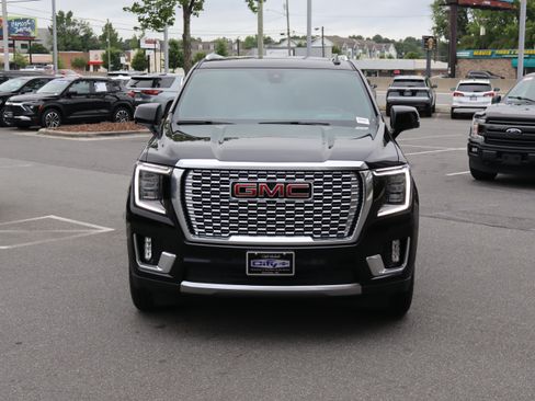 Used 2022 GMC Yukon XL Denali AWD/4WD image 3