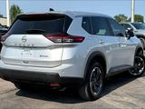 Used 2024 Nissan Rogue SV image 2