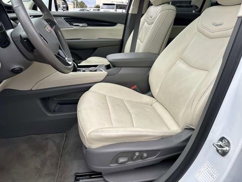 Used 2025 Cadillac XT6 Premium Luxury AWD/4WD image 19