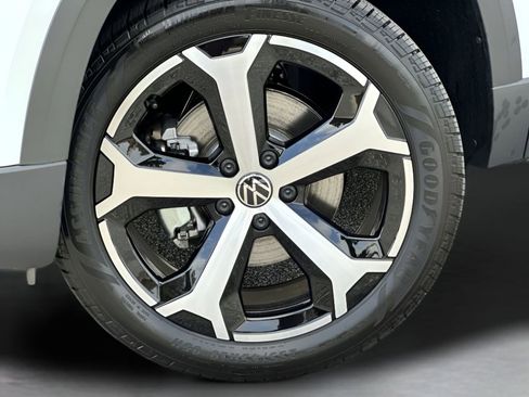 New 2026 Volkswagen Taos SEL image 10