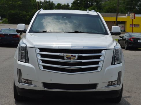 Used 2017 Cadillac Escalade ESV Luxury AWD/4WD image 3