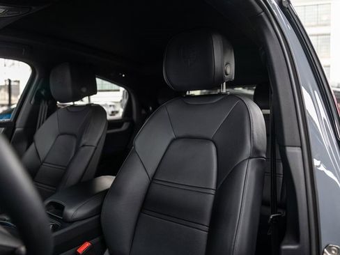 Certified 2025 Porsche Cayenne Coupe image 5