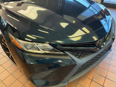 Used 2019 Toyota Camry SE image 2