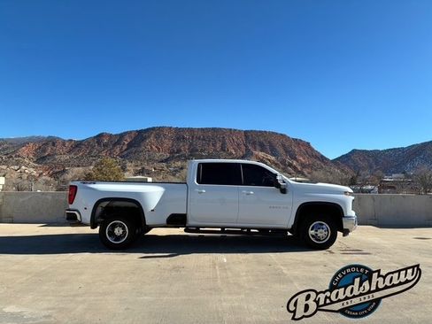 Used 2025 Chevrolet Silverado 3500 LT image 3