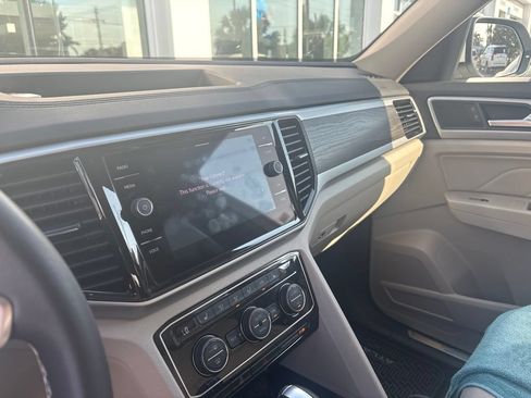 Used 2023 Volkswagen Atlas SE w/ Black Wheel Package FWD image 9