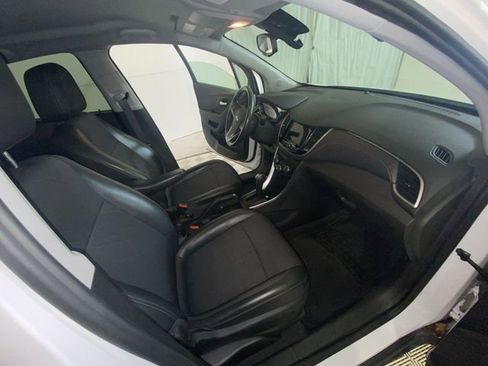 Used 2019 Chevrolet Trax LT w/ LT Convenience Package FWD image 38