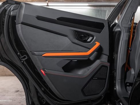 Used 2025 Lamborghini Urus SE image 37