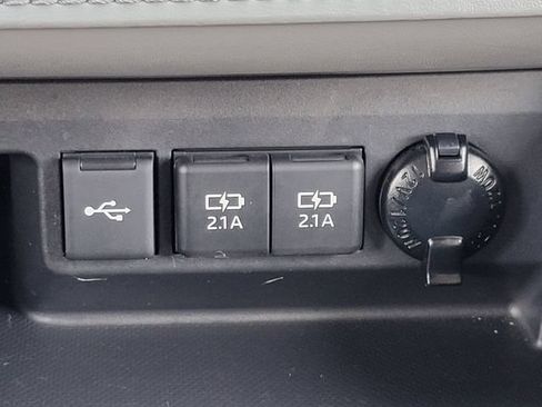 Used 2021 Toyota Highlander XLE FWD image 16