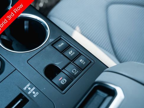 Used 2023 Toyota Highlander LE AWD/4WD image 19