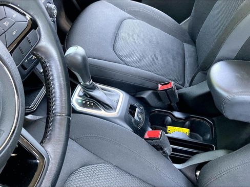 Used 2020 Jeep Renegade Altitude FWD image 14