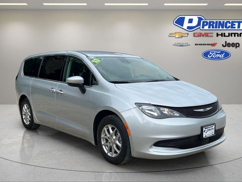 Used 2023 Chrysler Voyager LX FWD image 1