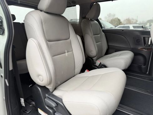 Used 2020 Toyota Sienna Limited image 19