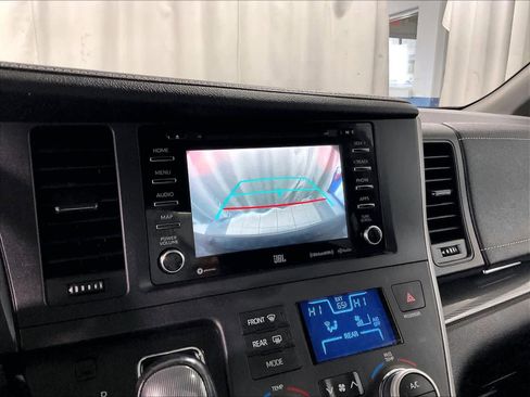 Used 2020 Toyota Sienna SE w/ SE Preferred Package image 20