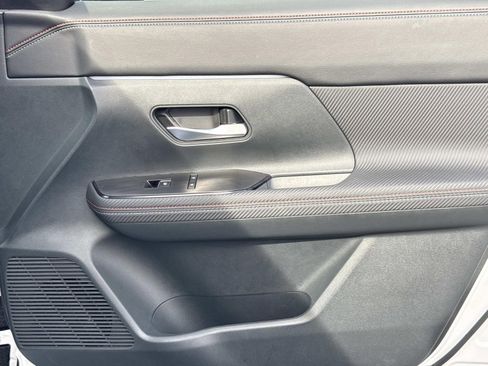 Certified 2025 Nissan Kicks SR image 23