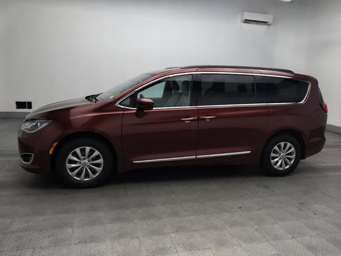 Used 2017 Chrysler Pacifica Touring-L FWD image 2