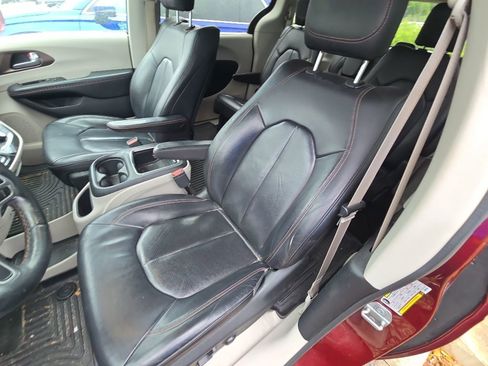 Used 2018 Chrysler Pacifica Touring-L Plus FWD image 11