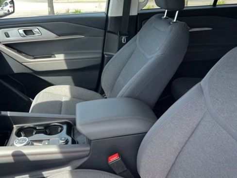 Used 2025 Ford Explorer Active AWD/4WD image 14