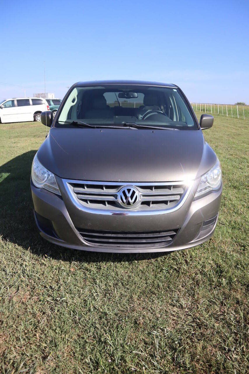 Used 2010 Volkswagen Routan SE FWD image 9