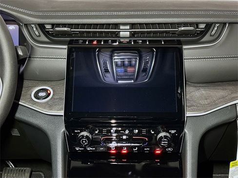 New 2025 Jeep Grand Cherokee Limited w/ Luxury Tech Group II image 8