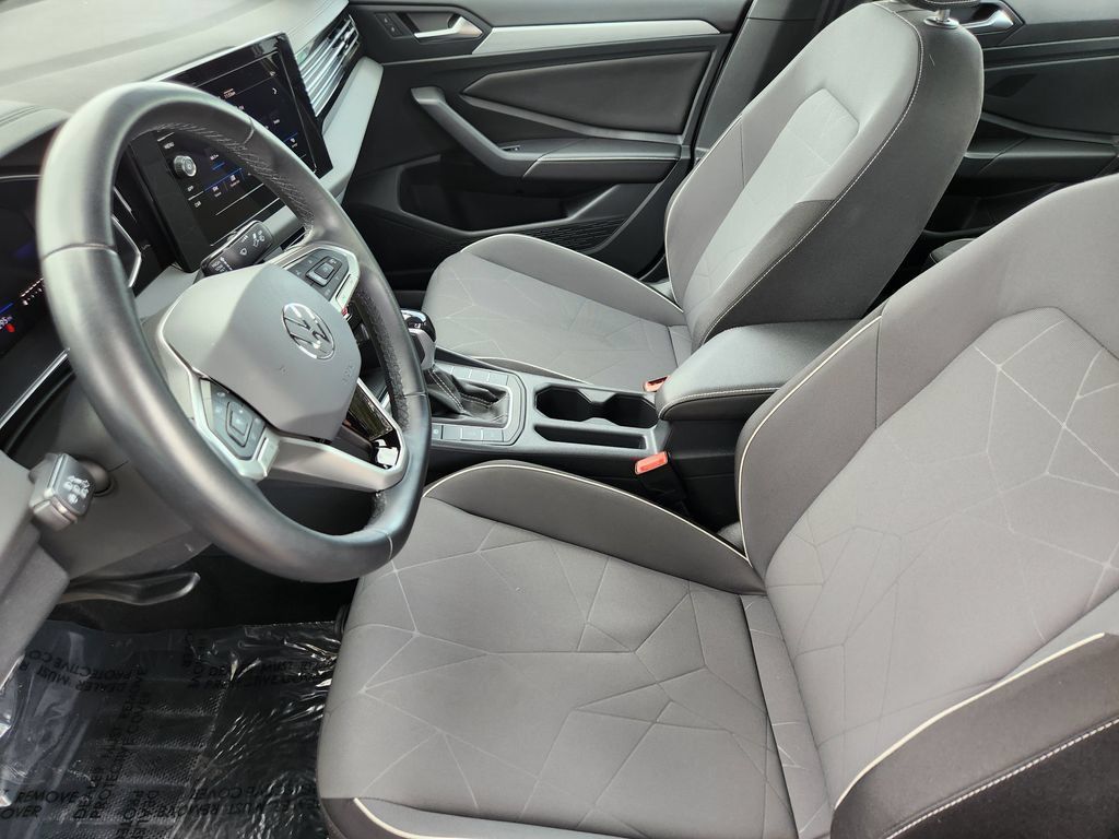 Used 2025 Volkswagen Jetta Sport FWD image 4