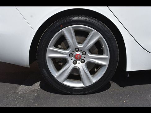 Used 2019 Jaguar XE Premium RWD image 39
