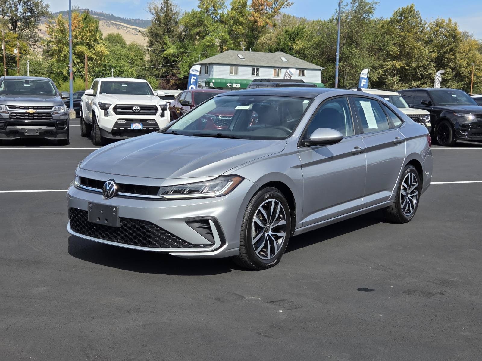 Used 2025 Volkswagen Jetta SE FWD image 1