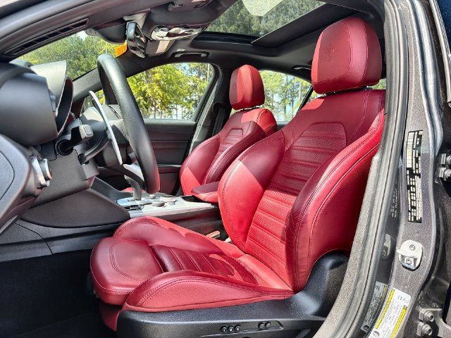 Used 2023 Alfa Romeo Giulia Veloce RWD image 11