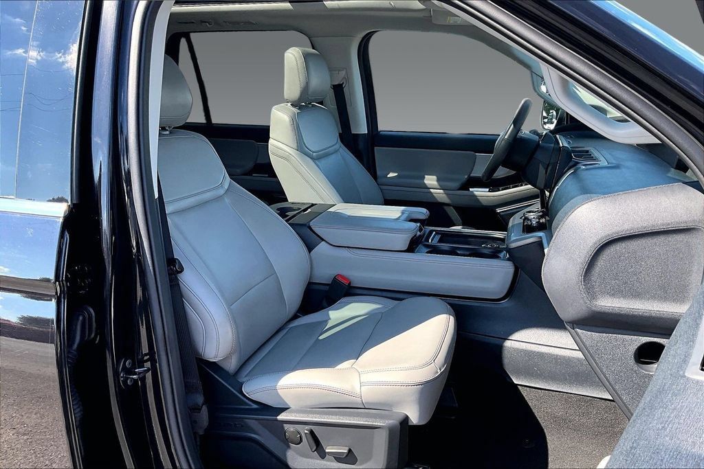 Used 2025 Ford Expedition Active RWD image 4