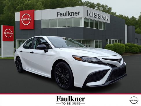 Used 2021 Toyota Camry SE FWD image 1