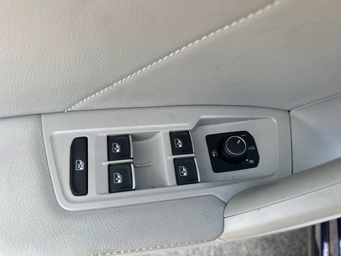 Used 2023 Volkswagen Tiguan SE w/ Panoramic Sunroof Package FWD image 14
