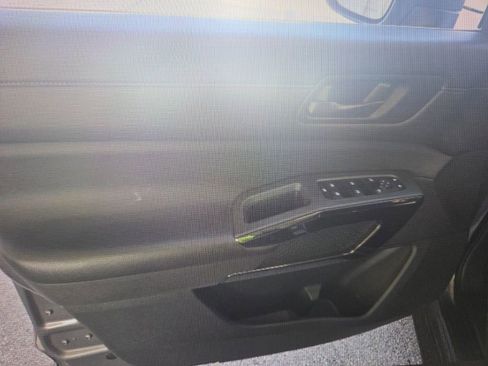 Used 2024 Nissan Pathfinder SV image 12