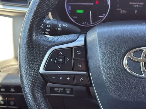 Used 2021 Toyota Sienna Limited image 19