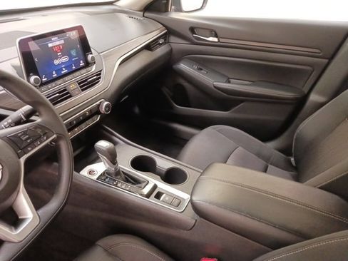 Used 2025 Nissan Altima 2.5 SV image 24